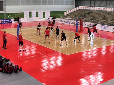 Gymnase avec terrain de volleyball international